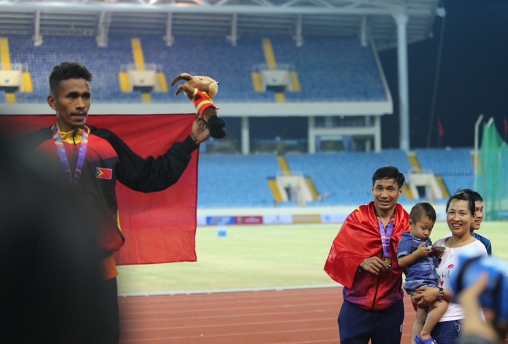 Nguyễn Văn Lai có hành động đẹp với VĐV Timor Leste sau khi giành HCV SEA Games 31 - Ảnh 1.