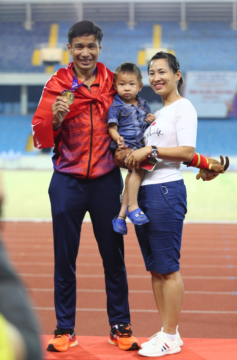 Nguyễn Văn Lai có hành động đẹp với VĐV Timor Leste sau khi giành HCV SEA Games 31 - Ảnh 2.