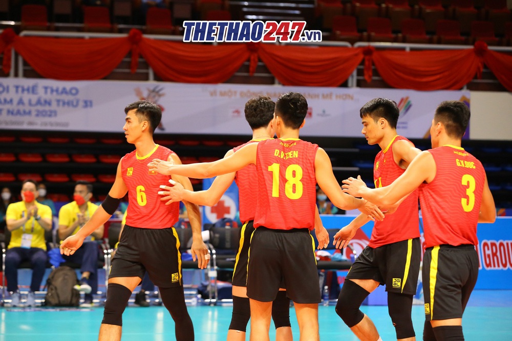 Defeating Myanmar, the Vietnamese men's volleyball team will meet Thailand in the semi-finals - Photo 2.