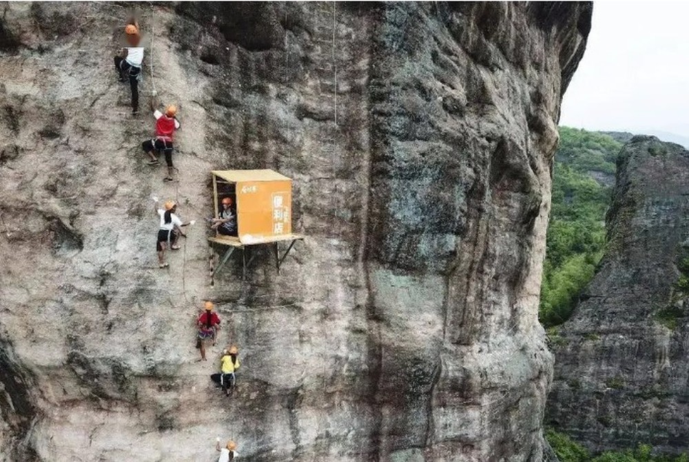 Cửa hàng tiện lợi cheo leo trên vách đá ở Trung Quốc - Ảnh 1.