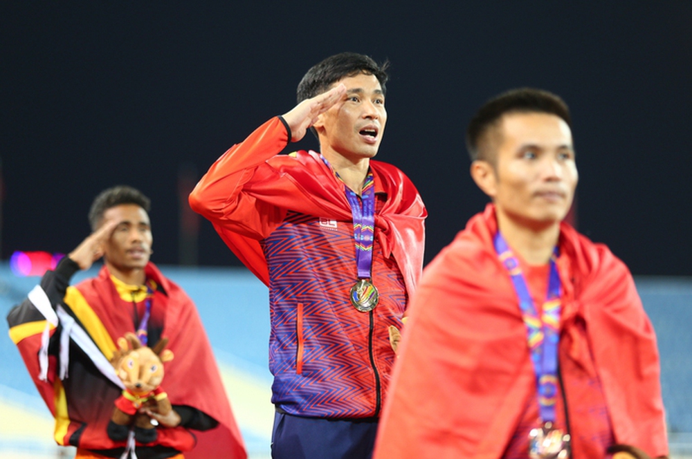 Nguyễn Văn Lai có hành động đẹp với VĐV Timor Leste sau khi giành HCV SEA Games 31 - Ảnh 8.