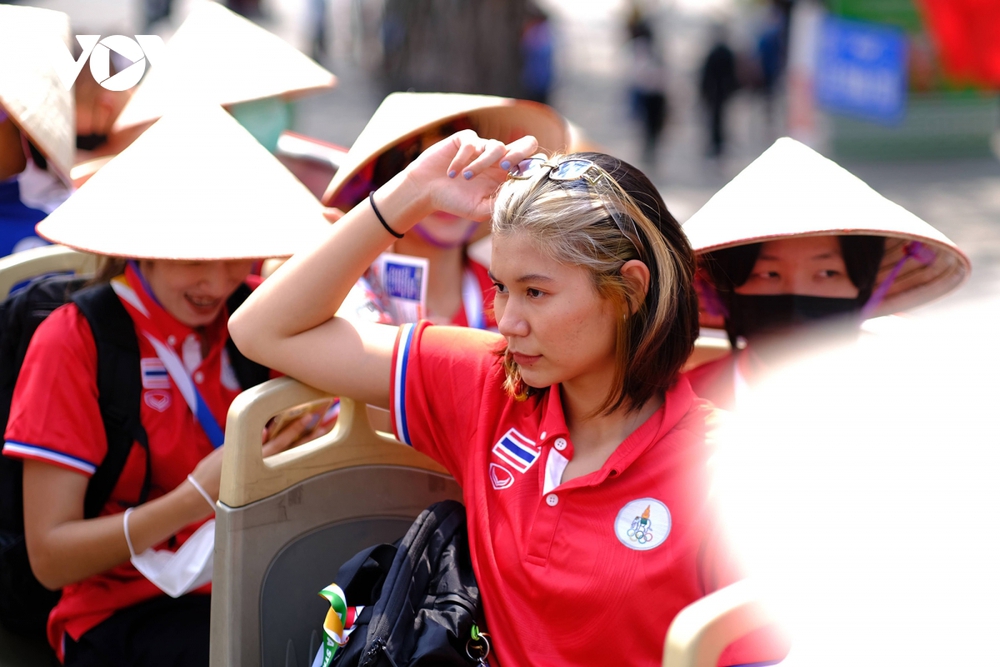 Đội cầu mây Thái Lan đội nón đi chơi quanh Hà Nội - Ảnh 6.