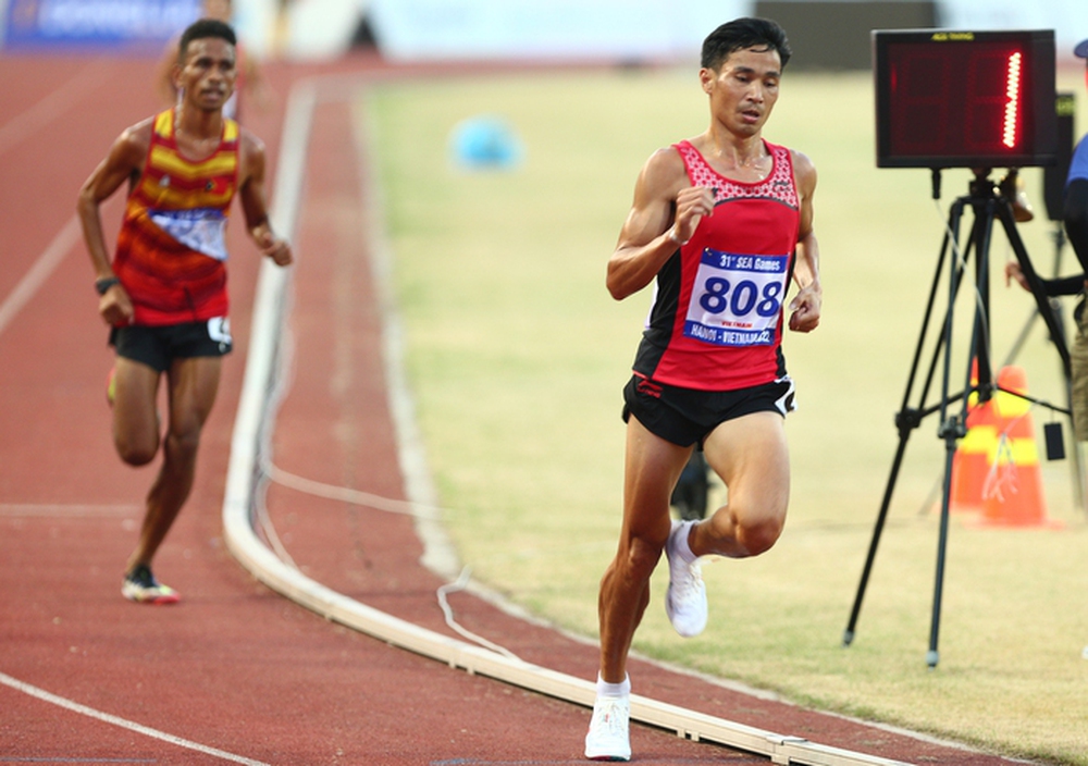 Nguyễn Văn Lai có hành động đẹp với VĐV Timor Leste sau khi giành HCV SEA Games 31 - Ảnh 7.