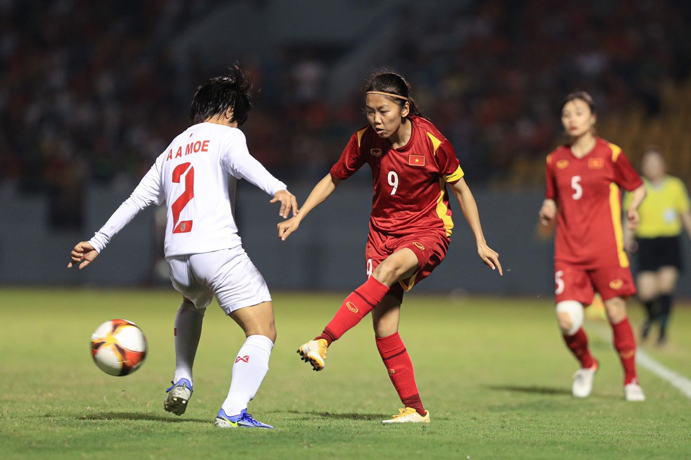 Việt Nam 1-0 Myanmar: Tuyển Việt Nam tấn công dồn dập, đặt một chân vào chung kết - Ảnh 1.