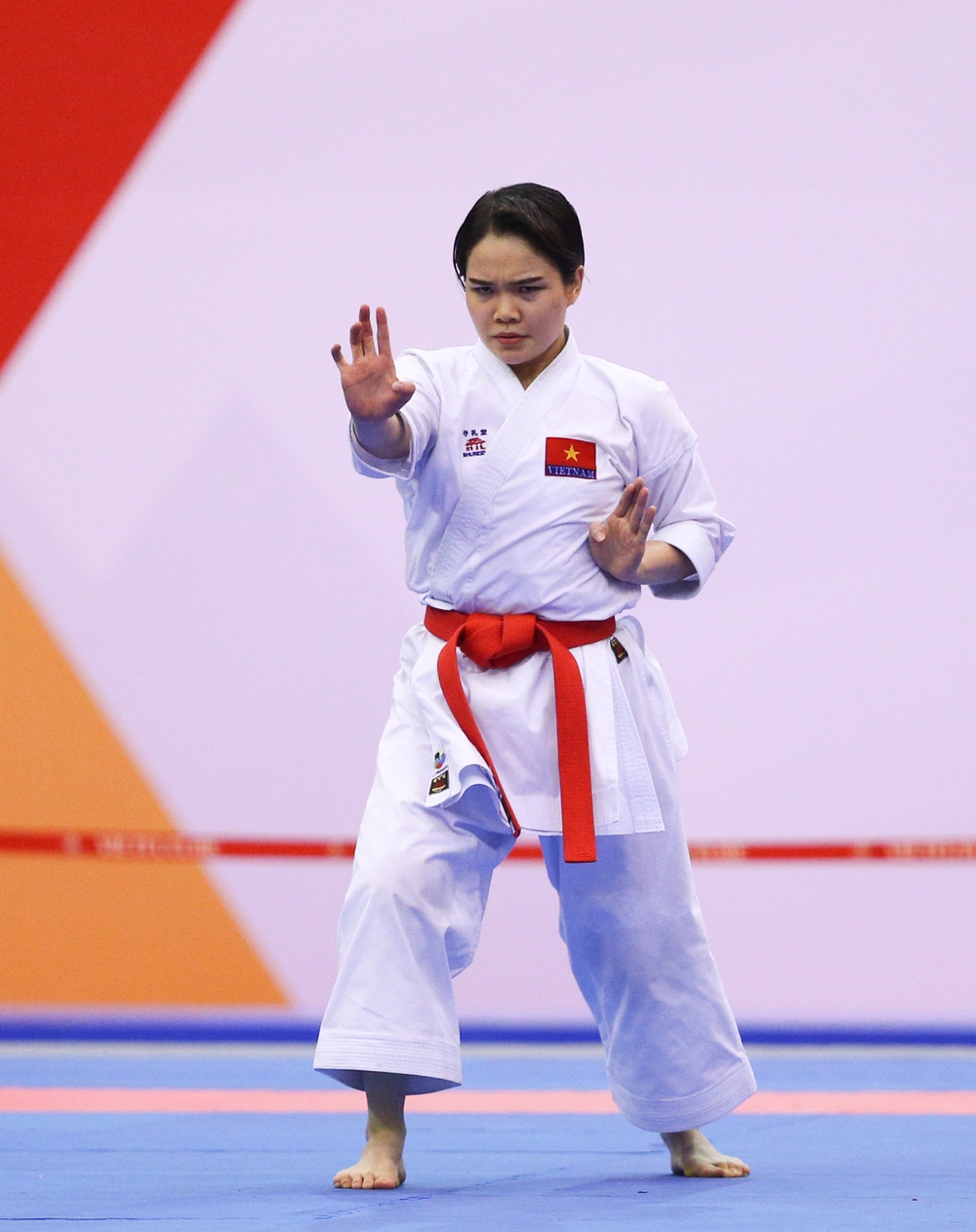 Những giọt nước mắt của người thắng, kẻ thua trong ngày khai màn Karate SEA Games 31 - Ảnh 2.