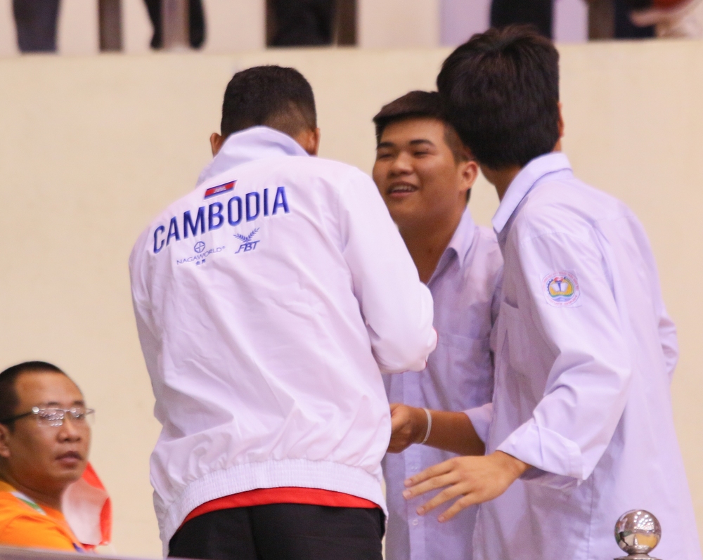 Khoảnh khắc đáng yêu: Học sinh tỉnh Ninh Bình tặng đặc sản Tây Bắc cho VĐV karate của Campuchia - Ảnh 1.