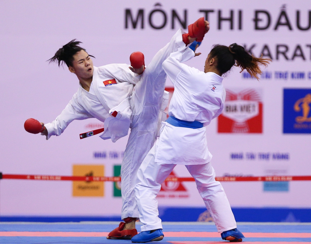 Khoảnh khắc đáng yêu: Học sinh tỉnh Ninh Bình tặng đặc sản Tây Bắc cho VĐV karate của Campuchia - Ảnh 11.