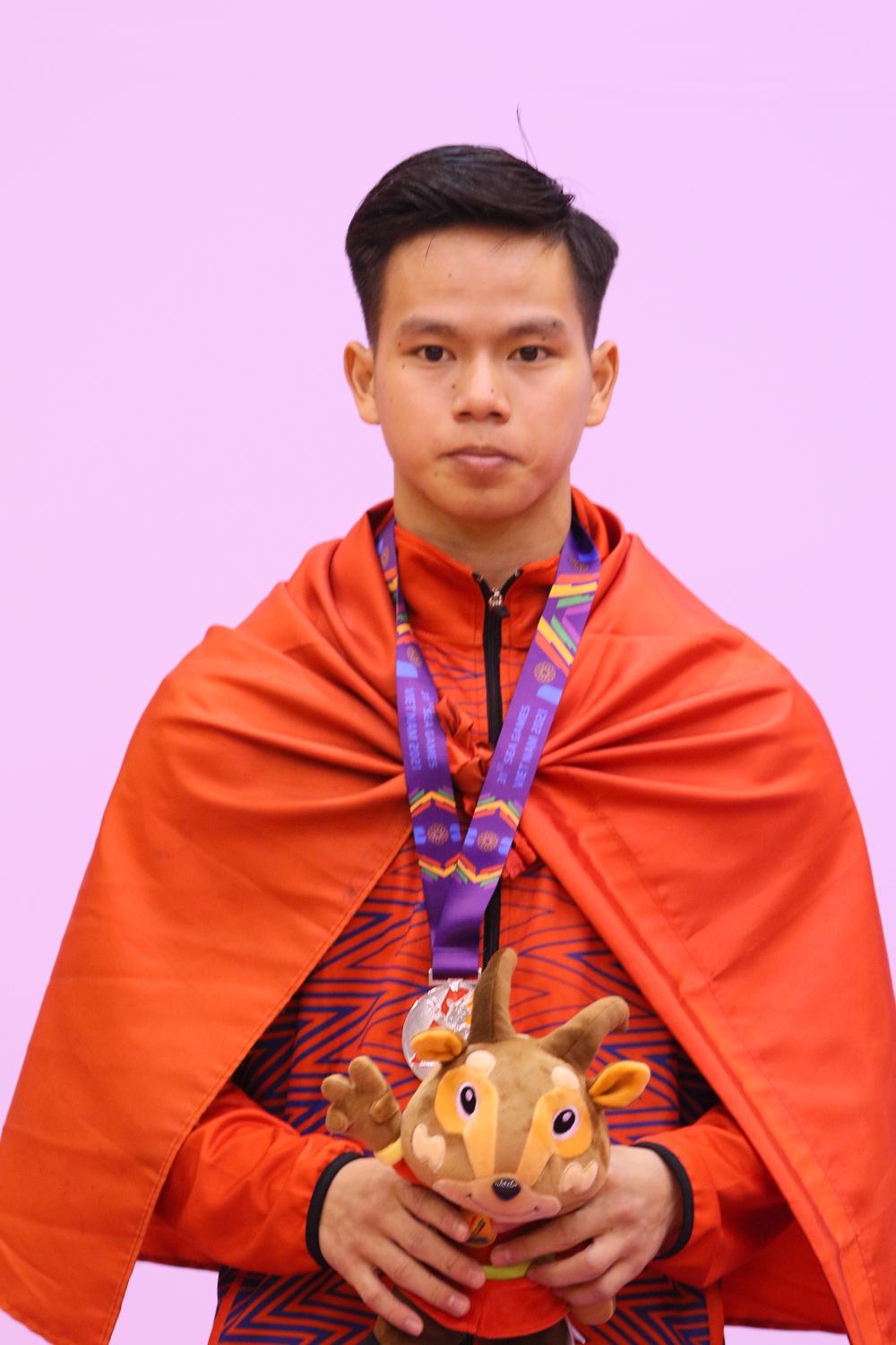 Khoảnh khắc đáng yêu: Học sinh tỉnh Ninh Bình tặng đặc sản Tây Bắc cho VĐV karate của Campuchia - Ảnh 16.