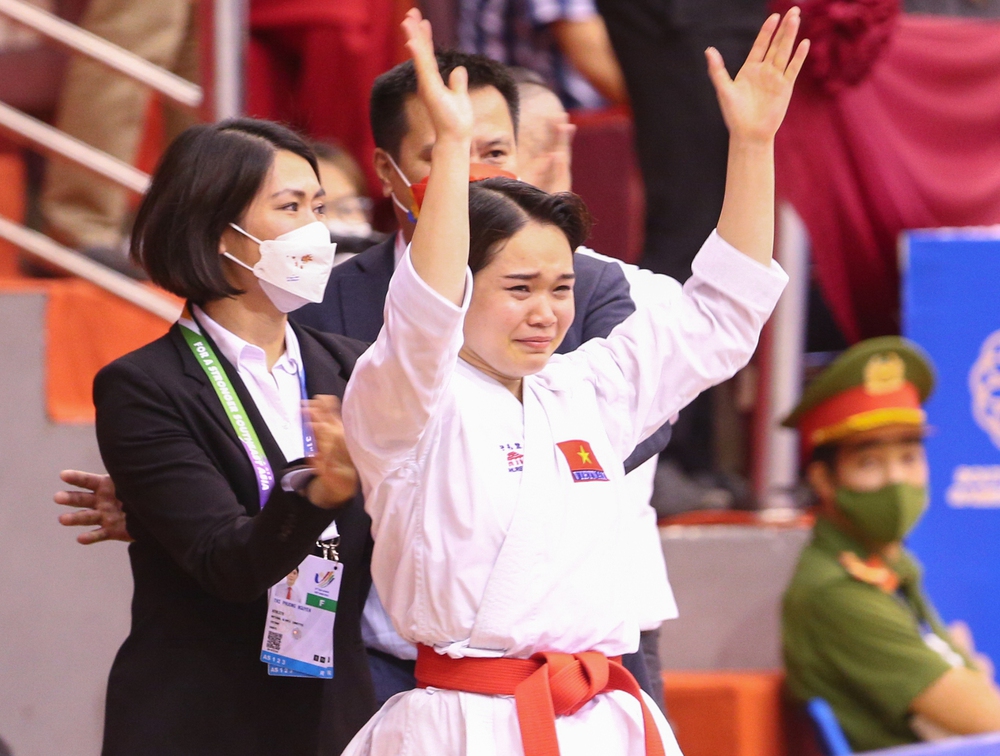 Những giọt nước mắt của người thắng, kẻ thua trong ngày khai màn Karate SEA Games 31 - Ảnh 3.