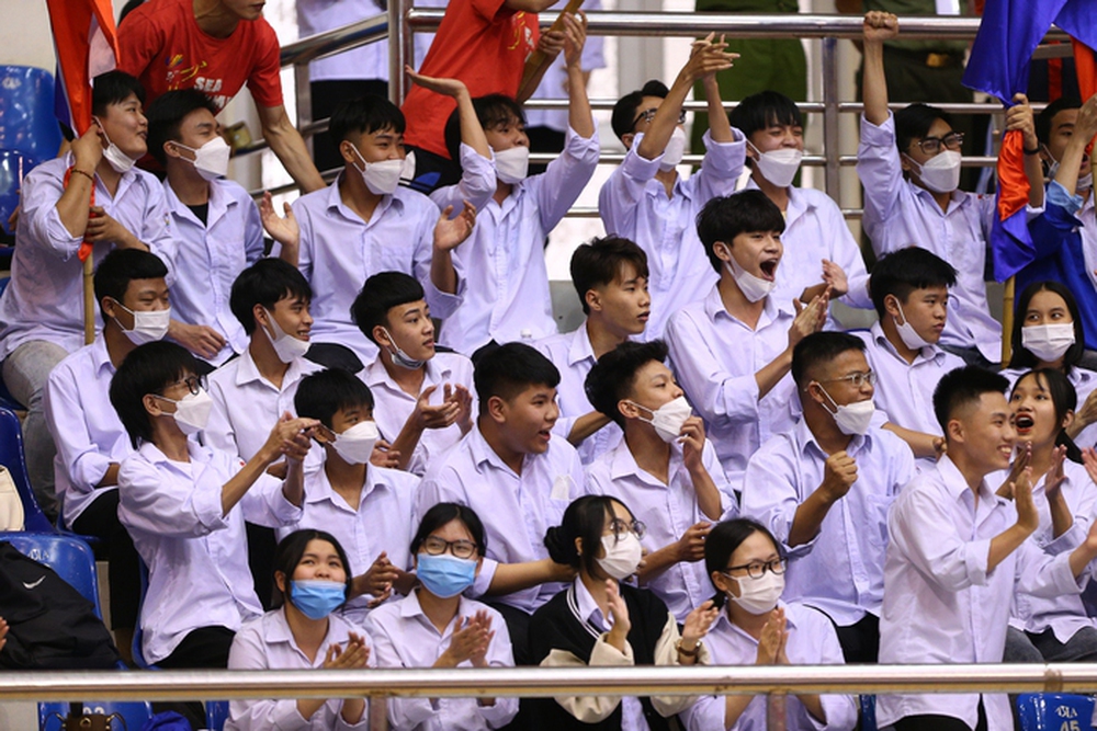 Khoảnh khắc đáng yêu: Học sinh tỉnh Ninh Bình tặng đặc sản Tây Bắc cho VĐV karate của Campuchia - Ảnh 6.