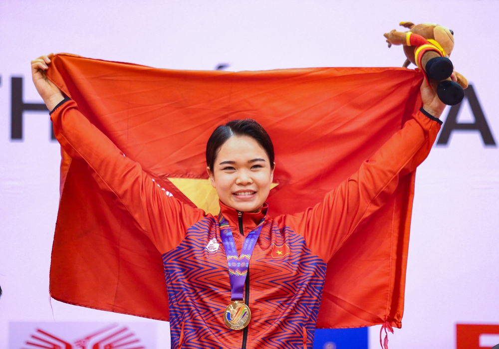 Khoảnh khắc đáng yêu: Học sinh tỉnh Ninh Bình tặng đặc sản Tây Bắc cho VĐV karate của Campuchia - Ảnh 8.