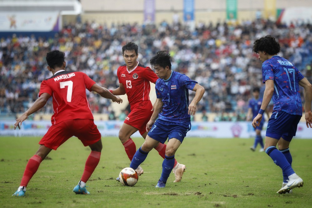 TRỰC TIẾP U23 Thái Lan 0-0 U23 Indonesia: Ngôi sao châu Âu suýt ghi bàn cho Thái Lan - Ảnh 1.