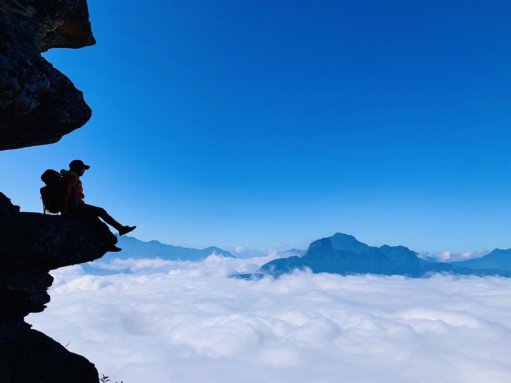 Giving up cooking, the 58-year-old mother alone conquered 12 Northwest mountains in 3 months - Photo 1.