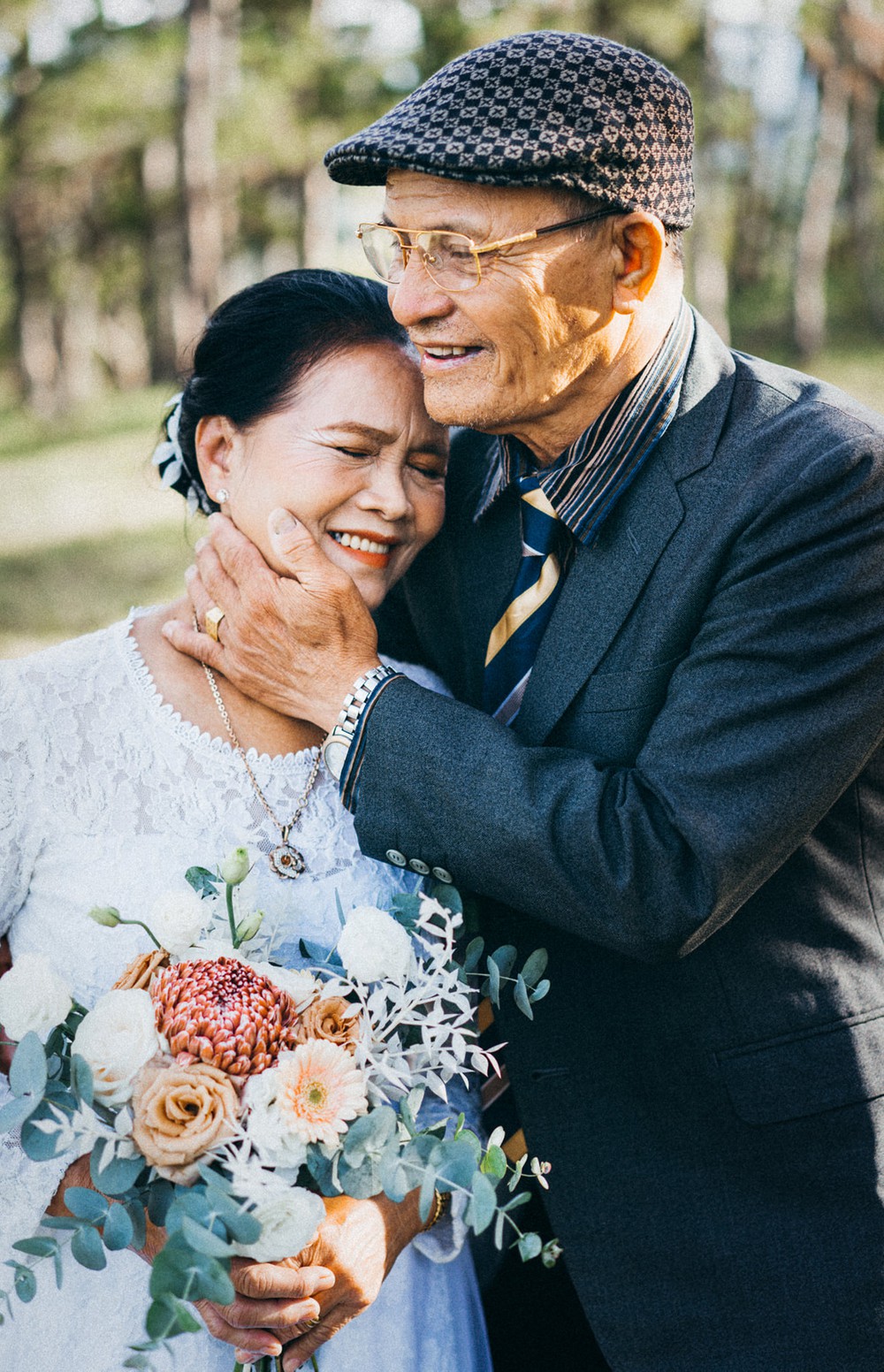 Bộ ảnh cưới đầu tiên của cặp vợ chồng già sau 48 năm kết hôn.
