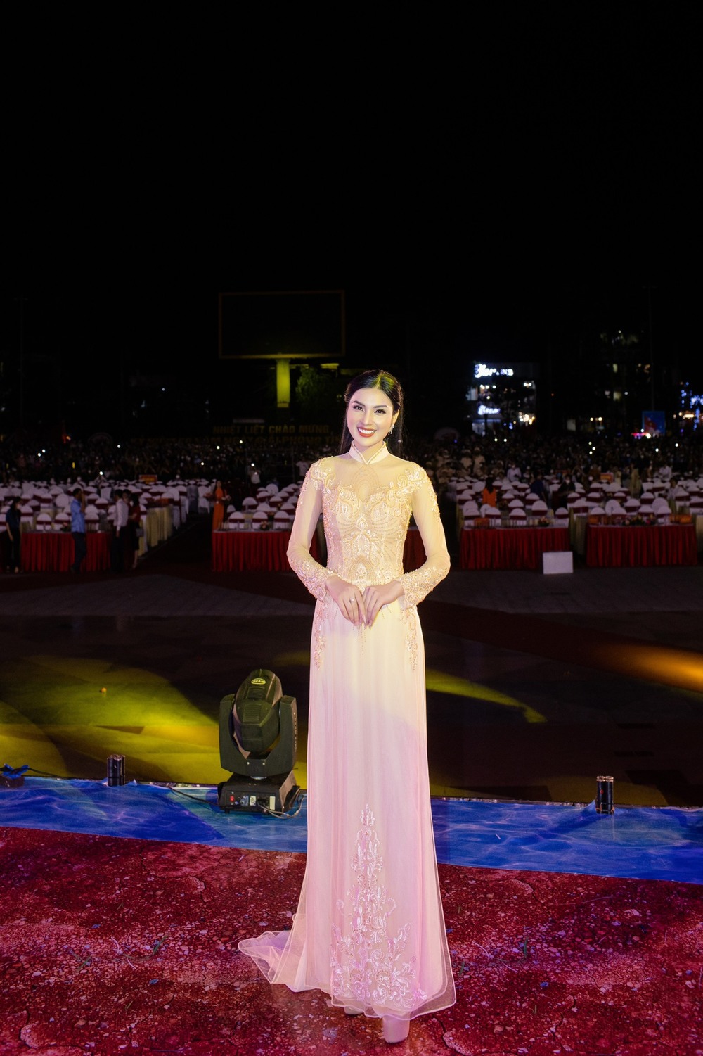 Kim Huyền Sâm xúc động khi dẫn chương trình ở Quảng Trị - Ảnh 8.