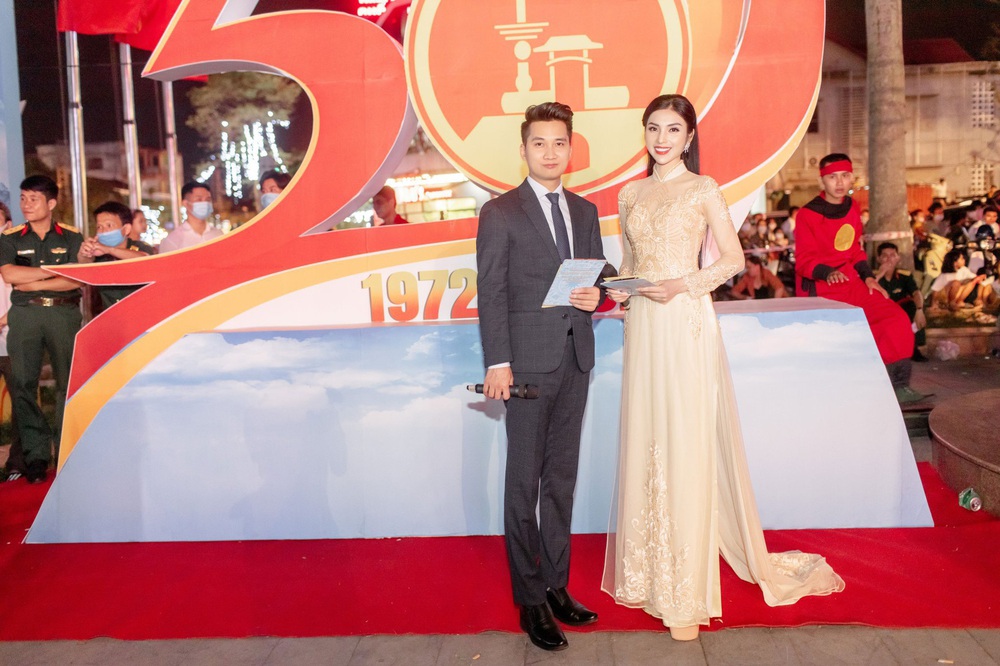 Kim Huyền Sâm xúc động khi dẫn chương trình ở Quảng Trị - Ảnh 7.