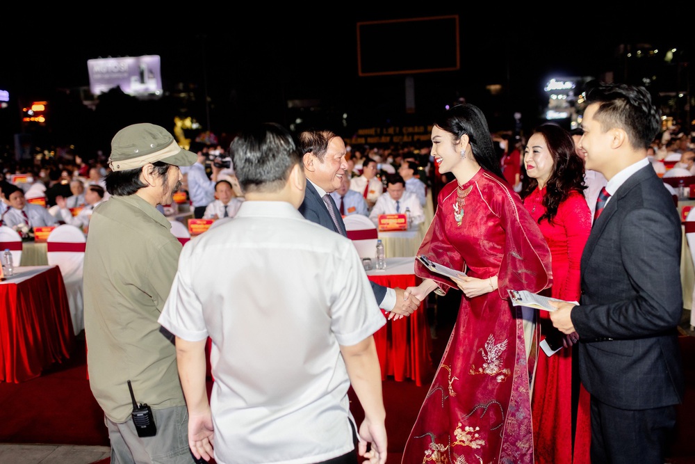 Kim Huyền Sâm xúc động khi dẫn chương trình ở Quảng Trị - Ảnh 6.