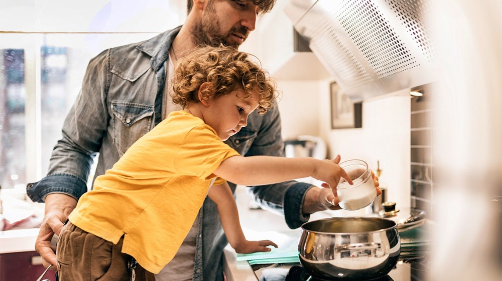 Nấu ăn cùng con: Công thức nấu ăn và mẹo để làm cho nó thú vị - Ảnh 1.