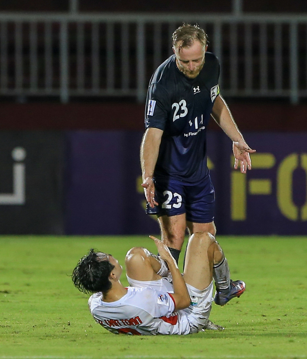 Trung vệ HAGL đang đau, hoảng hốt khi bị tiền đạo Sydney FC sút bóng trúng người  - Ảnh 7.