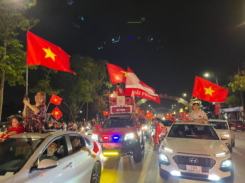 CĐV đi bão đêm ăn mừng U23 Việt Nam vào chung kết SEA Games - Ảnh 7.