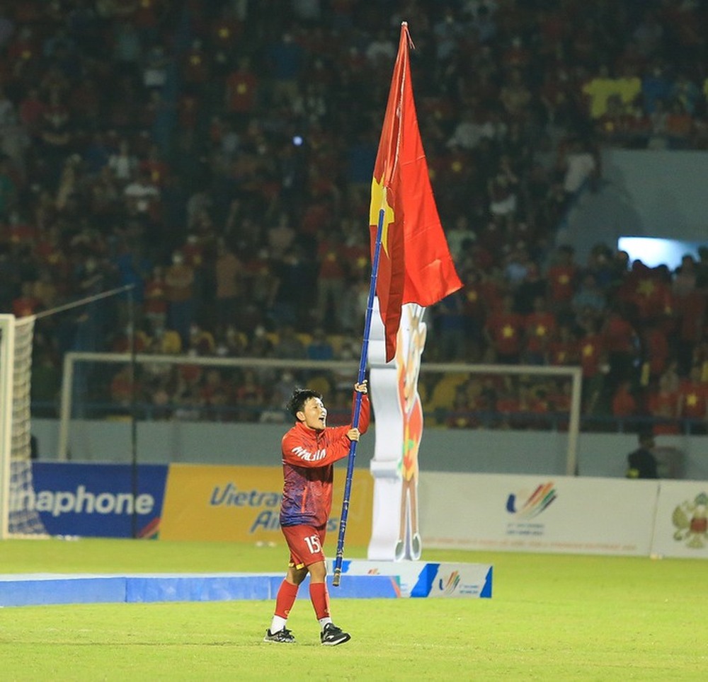 Khoảnh khắc tuyệt đẹp: ĐT nữ Việt Nam cầm cờ Tổ quốc chạy quanh sân Cẩm Phả ăn mừng vô địch SEA Games 31 - Ảnh 13.