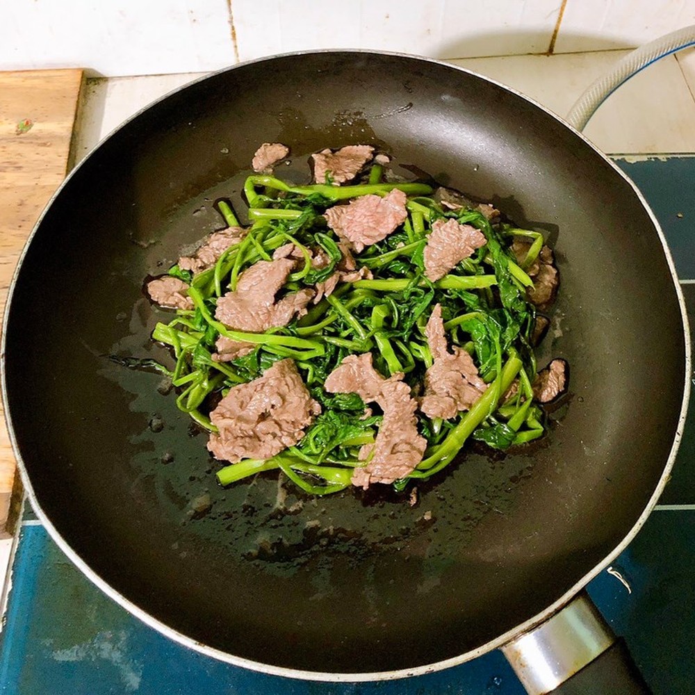 Cách làm thịt bò xào rau muống ngon đúng chuẩn nhà hàng - Ảnh 5.