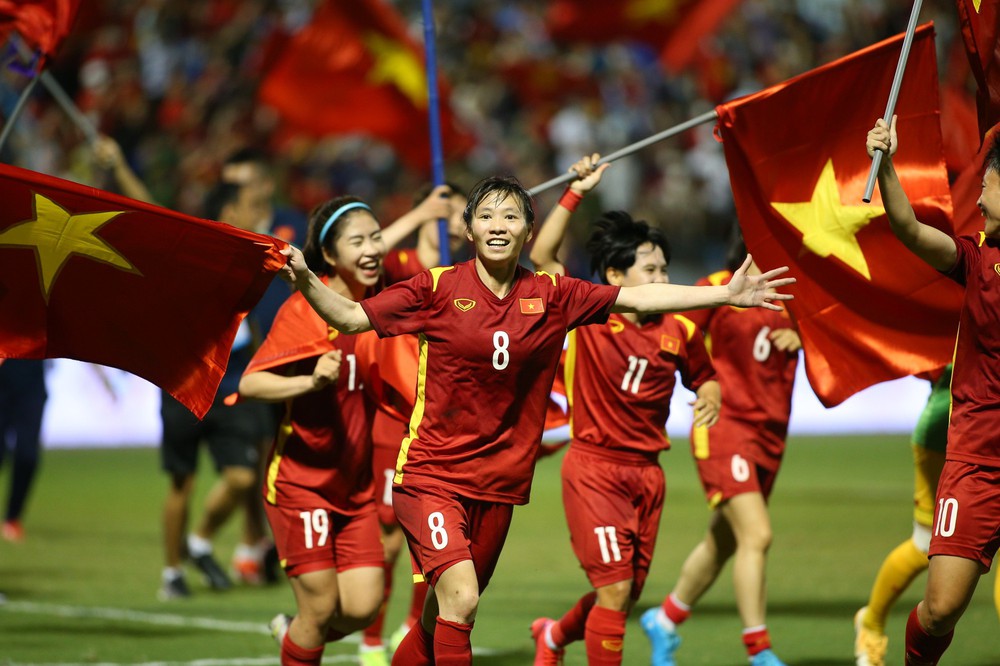 Với truyền thống bóng đá Việt Nam nổi tiếng, đội tuyển quốc gia đang thu hút sự chú ý của người hâm mộ cả nước. Cùng theo dõi hình ảnh các cầu thủ tuyển Việt Nam trong các trận đấu hấp dẫn nhất để cảm nhận được sự nỗ lực và tinh thần chiến đấu không ngừng nghỉ của họ.