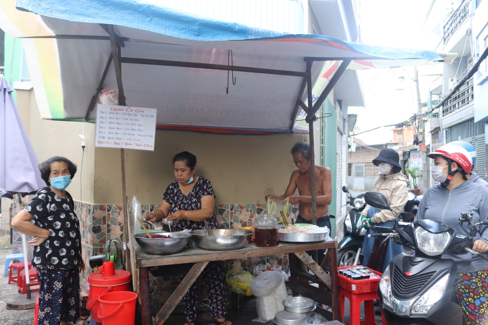 Quán nhỏ thay đổi thực đơn mỗi ngày, khách tự lấy thức ăn vì quá quen tính bà chủ hào sảng - Ảnh 1.