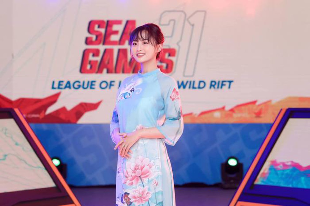 Vietnamese female MCs competed on the SEA Games stage, the two were praised by their friends, Mai Dora was different from usual - Photo 1.