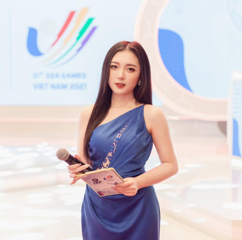 Vietnamese female MCs competed on the SEA Games stage, the two were praised by their friends, Mai Dora was different from usual - Photo 2.