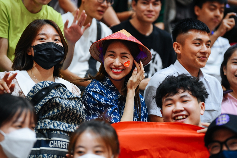 Hoà Minzy múa quạt cổ vũ đội tuyển bóng rổ Việt Nam: Đáng yêu khoảnh khắc chia sẻ đồ ăn, tiếp sức cho NHM - Ảnh 2.