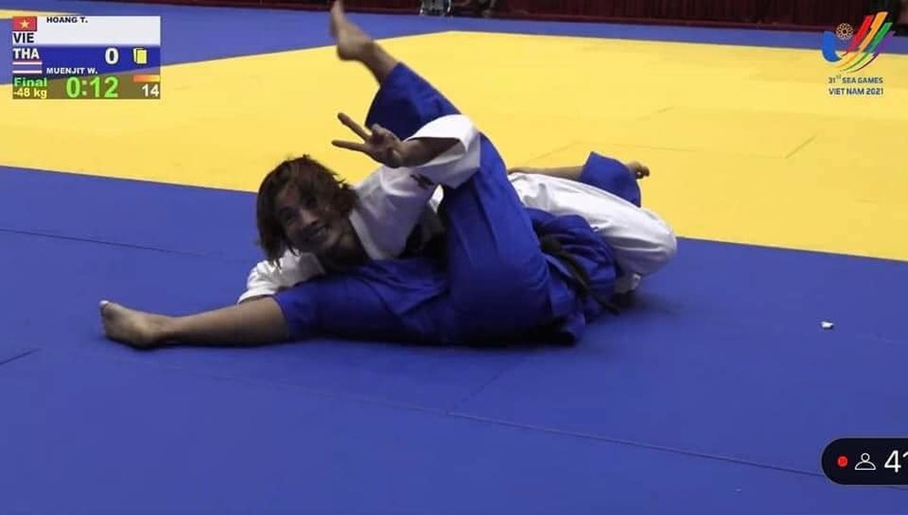 SEA Games 31: VĐV Judo Hoàng Thị Tình gây sốt mạng với khoảnh khắc dễ thương khi vừa hạ gục đối thủ để giành Huy chương Vàng - Ảnh 2.