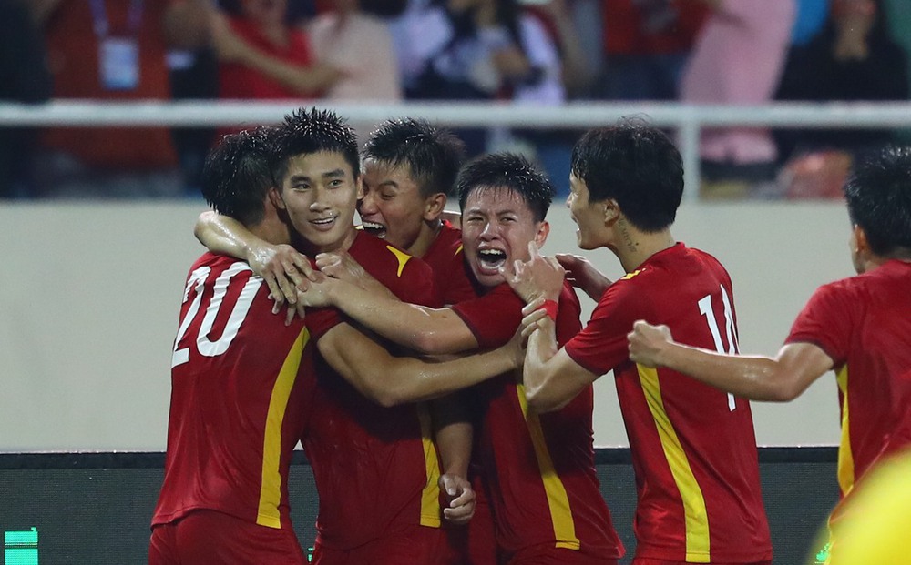 Đêm nay, cả triệu người không ngủ, đổ ra đường mừng chiến thắng lịch sử của U23 Việt Nam - Ảnh 1.