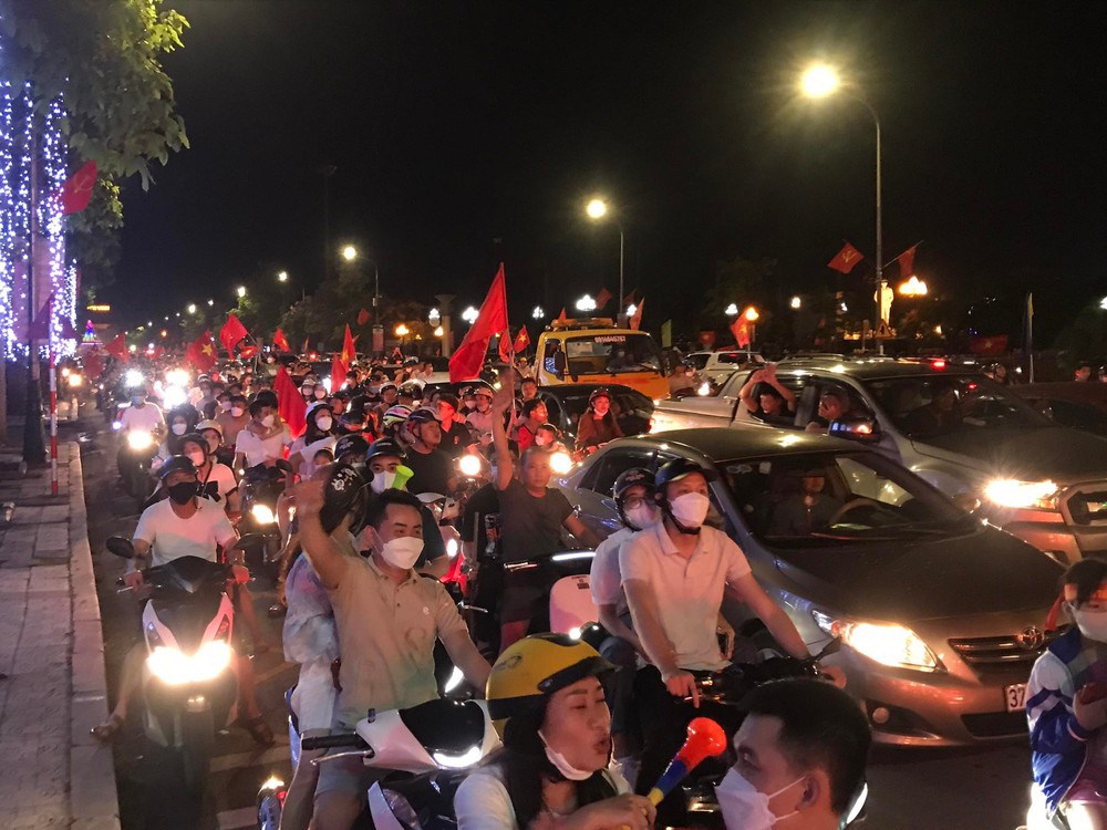Đêm nay, cả triệu người không ngủ, đổ ra đường mừng chiến thắng lịch sử của U23 Việt Nam - Ảnh 1.