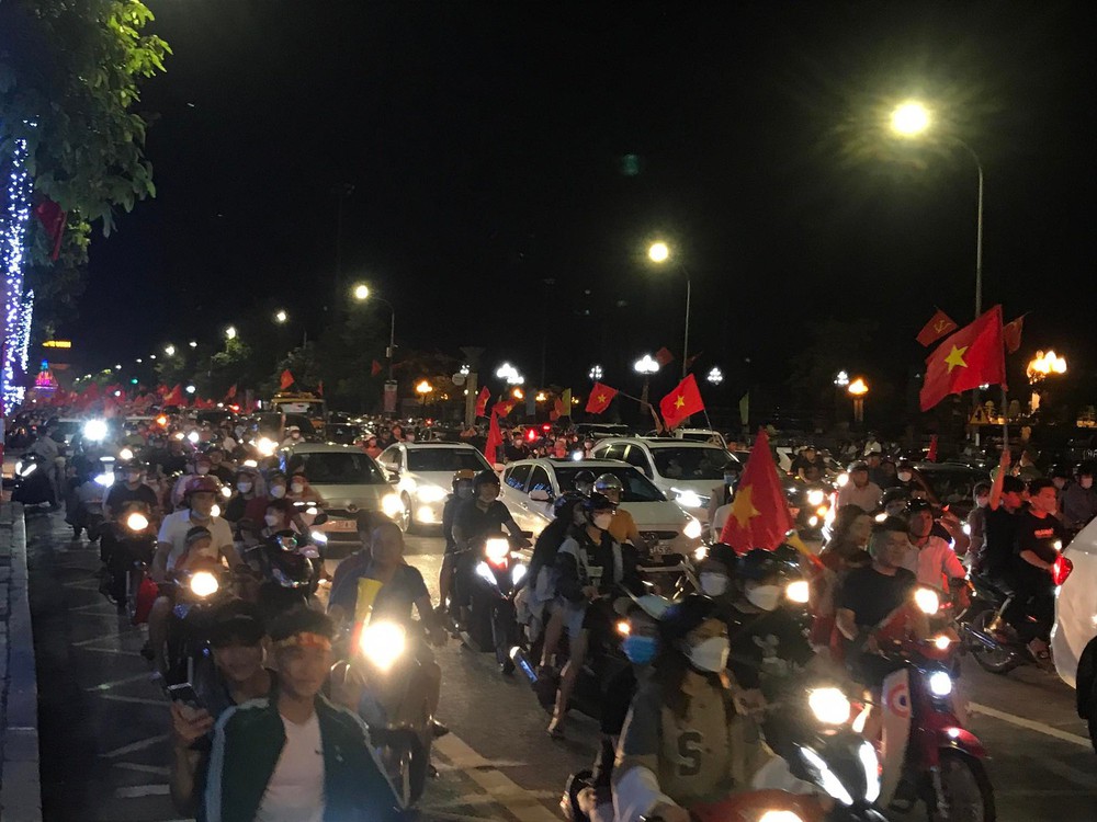 Đêm nay, cả triệu người không ngủ, đổ ra đường mừng chiến thắng lịch sử của U23 Việt Nam - Ảnh 2.