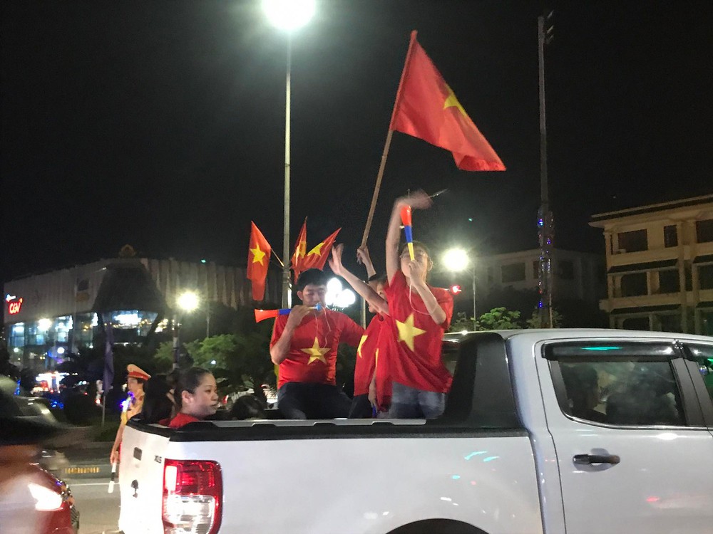 Đêm nay, cả triệu người không ngủ, đổ ra đường mừng chiến thắng lịch sử của U23 Việt Nam - Ảnh 3.