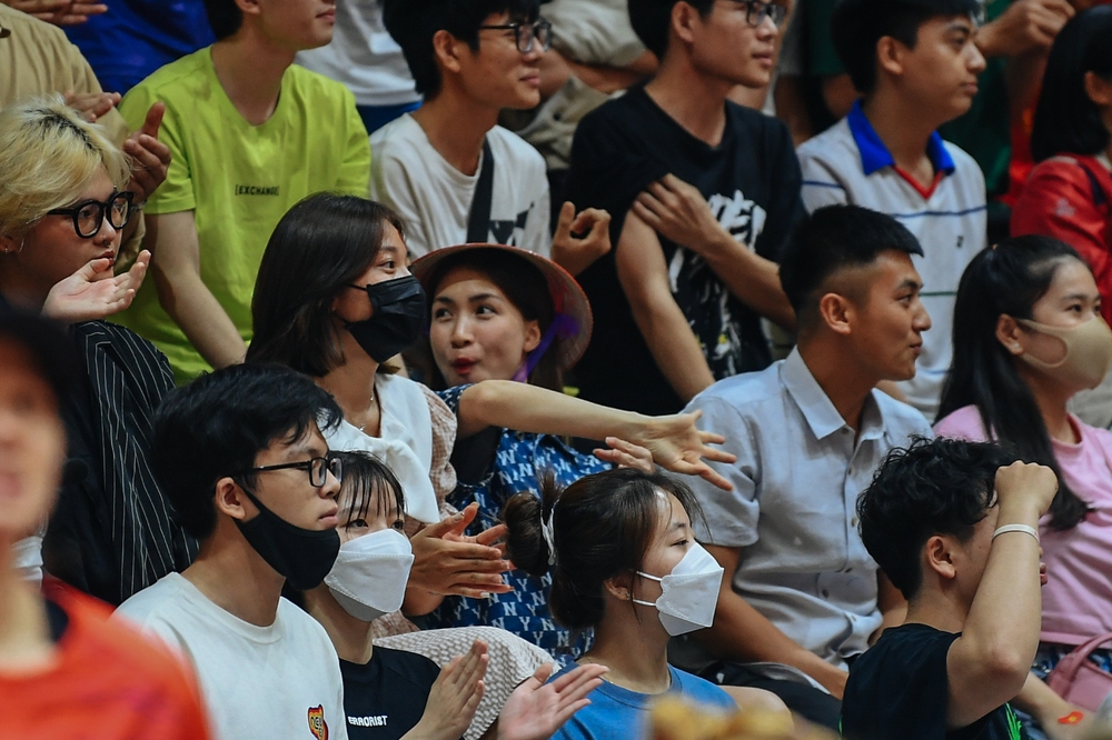 Hoà Minzy múa quạt cổ vũ đội tuyển bóng rổ Việt Nam: Đáng yêu khoảnh khắc chia sẻ đồ ăn, tiếp sức cho NHM - Ảnh 11.