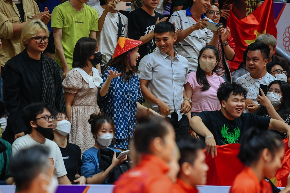Hoà Minzy múa quạt cổ vũ đội tuyển bóng rổ Việt Nam: Đáng yêu khoảnh khắc chia sẻ đồ ăn, tiếp sức cho NHM - Ảnh 12.
