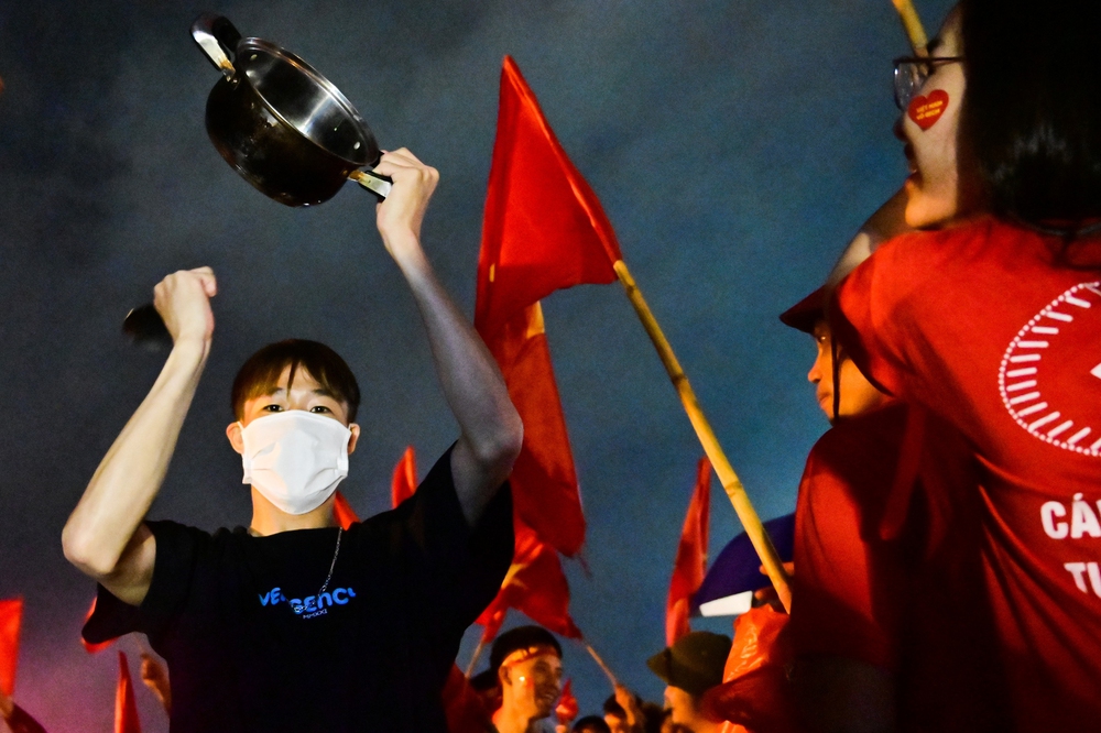 Đêm nay, cả triệu người không ngủ, đổ ra đường mừng chiến thắng lịch sử của U23 Việt Nam - Ảnh 4.