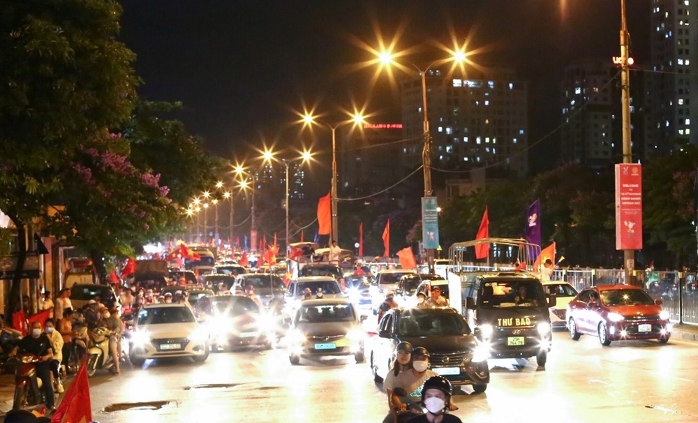 Đêm nay, cả triệu người không ngủ, đổ ra đường mừng chiến thắng lịch sử của U23 Việt Nam - Ảnh 7.