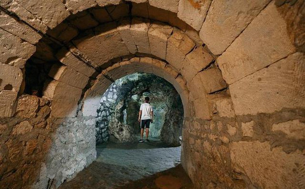 Đang sửa tầng hầm, người đàn ông phát hiện cả một thành phố cổ sâu 18 tầng bên dưới nhà mình