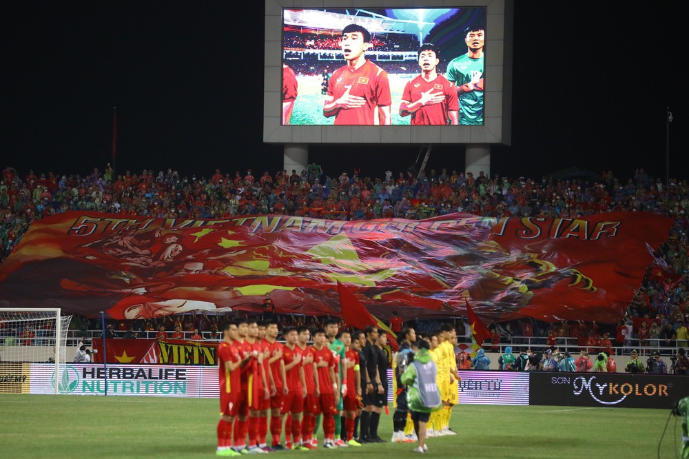 TRỰC TIẾP U23 Việt Nam 0-0 U23 Thái Lan: HLV Park Hang-seo đổi phó tướng cho Tiến Linh - Ảnh 1.