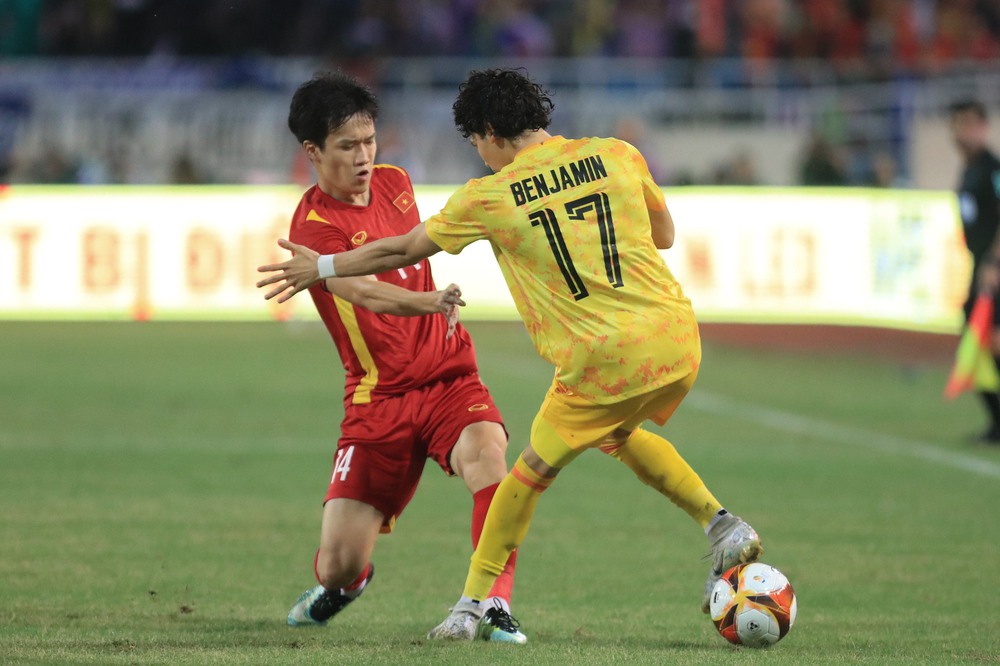 TRỰC TIẾP U23 Việt Nam 0-0 U23 Thái Lan: Cuộc chiến nảy lửa ở khu vực giữa sân - Ảnh 1.