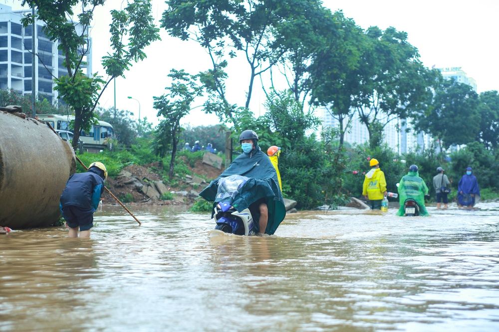 Hà Nội: Nhiều tuyến đường chìm trong biển nước sau trận mưa tầm tã suốt đêm - Ảnh 7.