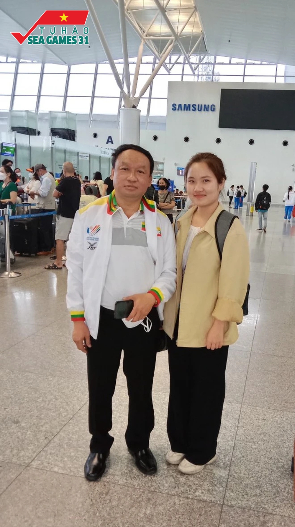 Đoàn thể thao Myanmar hứng thú với mũ cối và nón lá, nhớ da diết Việt Nam & SEA Games 31 - Ảnh 1.