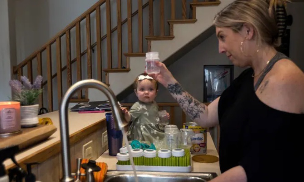 Cuộc khủng hoảng sữa công thức khó tin ở Mỹ: Cha mẹ bật khóc, gọi đây là ‘cơn ác mộng’ - Ảnh 5.