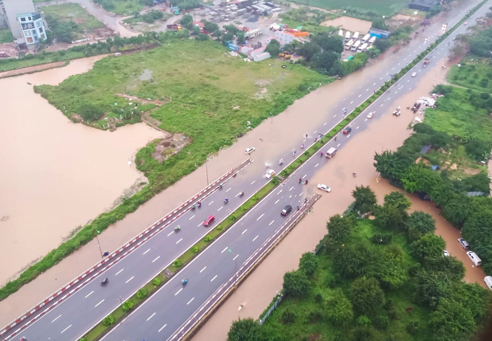 Hà Nội: Nhiều tuyến đường chìm trong biển nước sau trận mưa tầm tã suốt đêm - Ảnh 4.