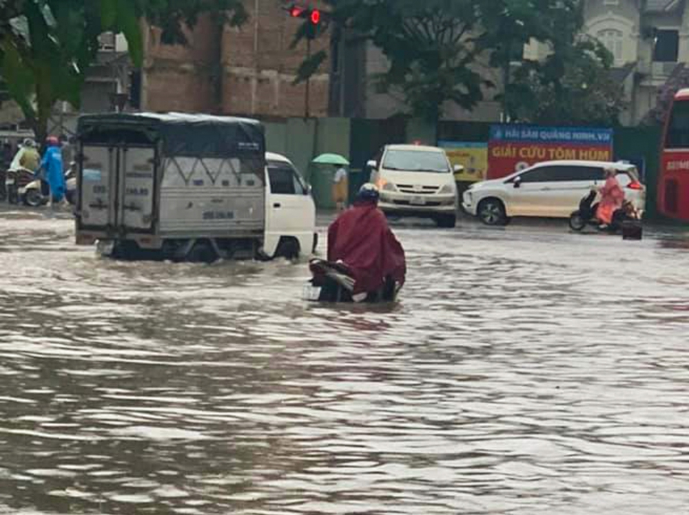 Hà Nội: Nhiều tuyến đường chìm trong biển nước sau trận mưa tầm tã suốt đêm - Ảnh 11.