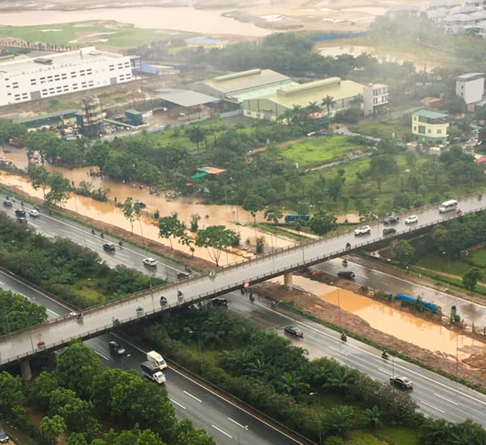 Hà Nội: Nhiều tuyến đường chìm trong biển nước sau trận mưa tầm tã suốt đêm - Ảnh 1.