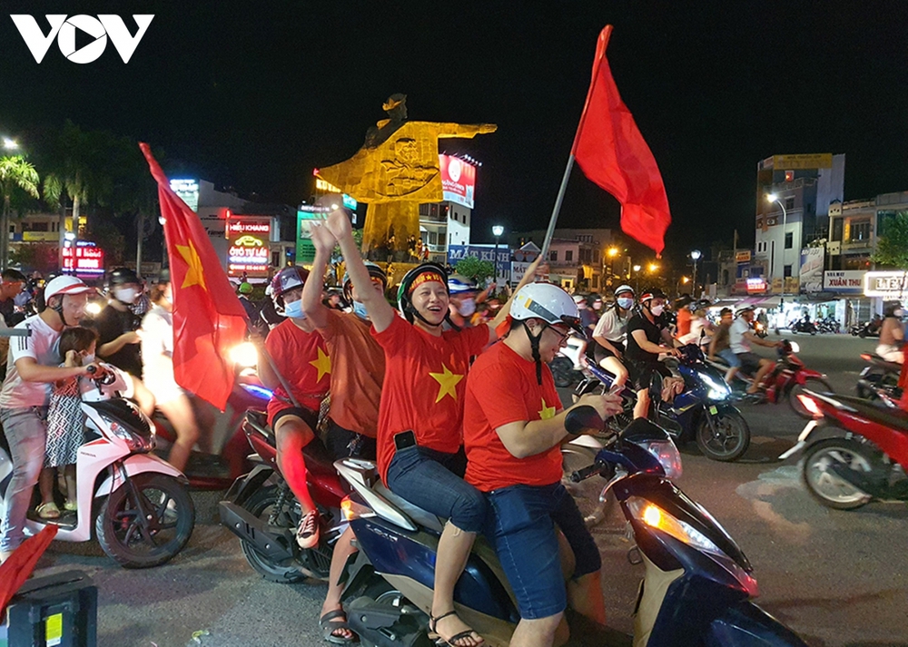Người dân Đà Nẵng xuống đường mừng U23 Việt Nam chiến thắng - Ảnh 2.